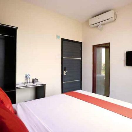 Blitz Hotel Batam Near Sultan Mahmud Ri'Ayat Shah Sekupang Екстер'єр фото