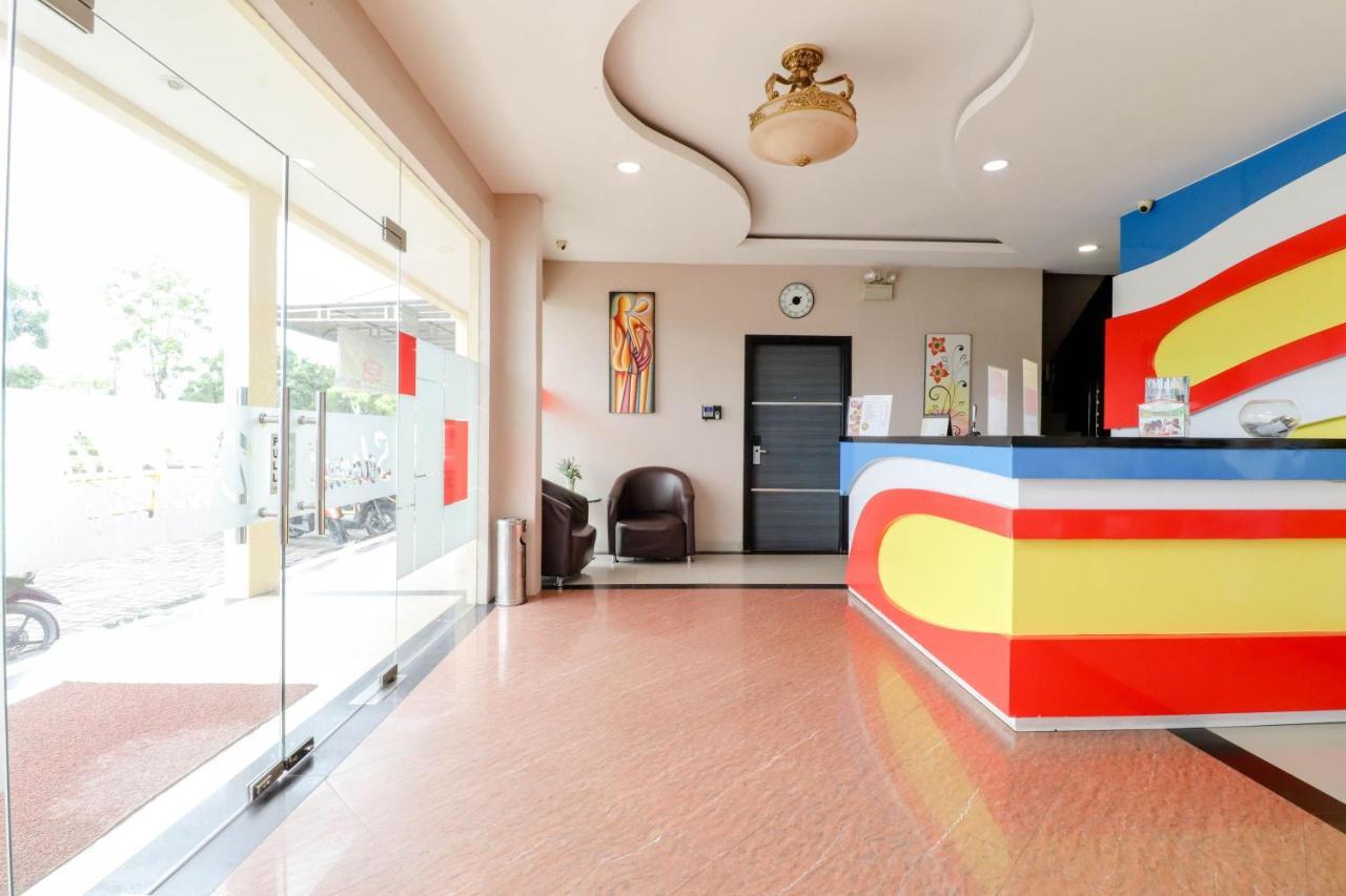 Blitz Hotel Batam Near Sultan Mahmud Ri'Ayat Shah Sekupang Екстер'єр фото