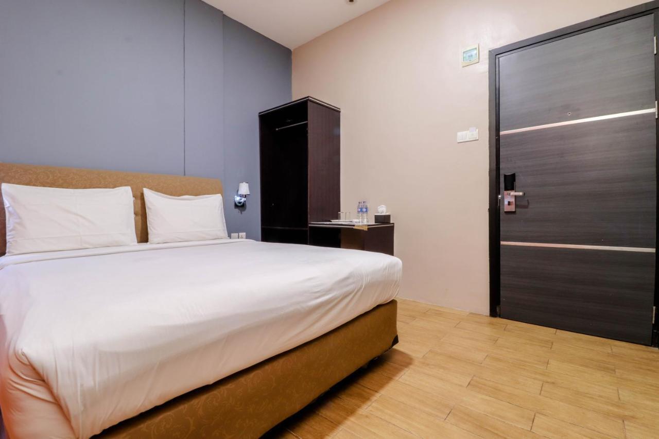 Blitz Hotel Batam Near Sultan Mahmud Ri'Ayat Shah Sekupang Екстер'єр фото