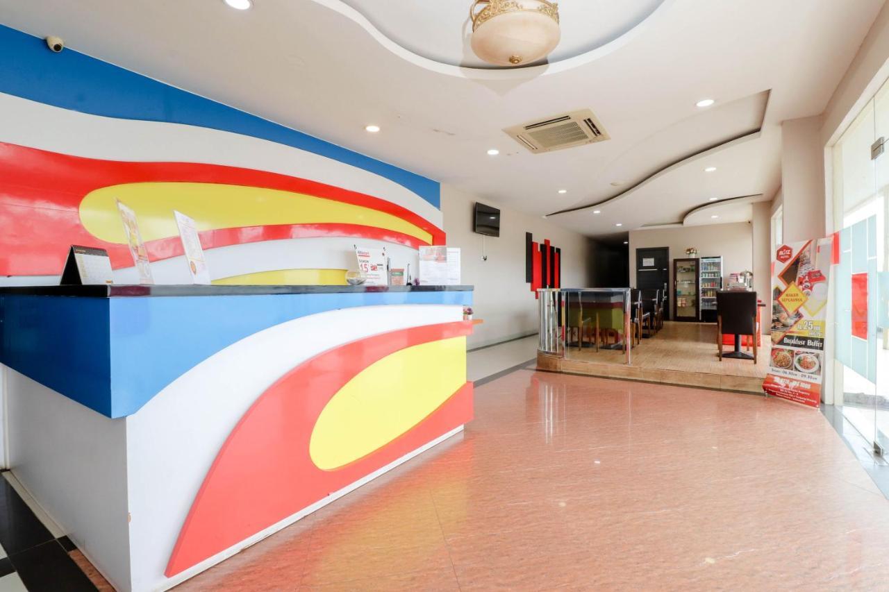 Blitz Hotel Batam Near Sultan Mahmud Ri'Ayat Shah Sekupang Екстер'єр фото