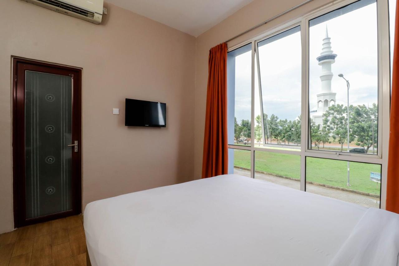 Blitz Hotel Batam Near Sultan Mahmud Ri'Ayat Shah Sekupang Екстер'єр фото