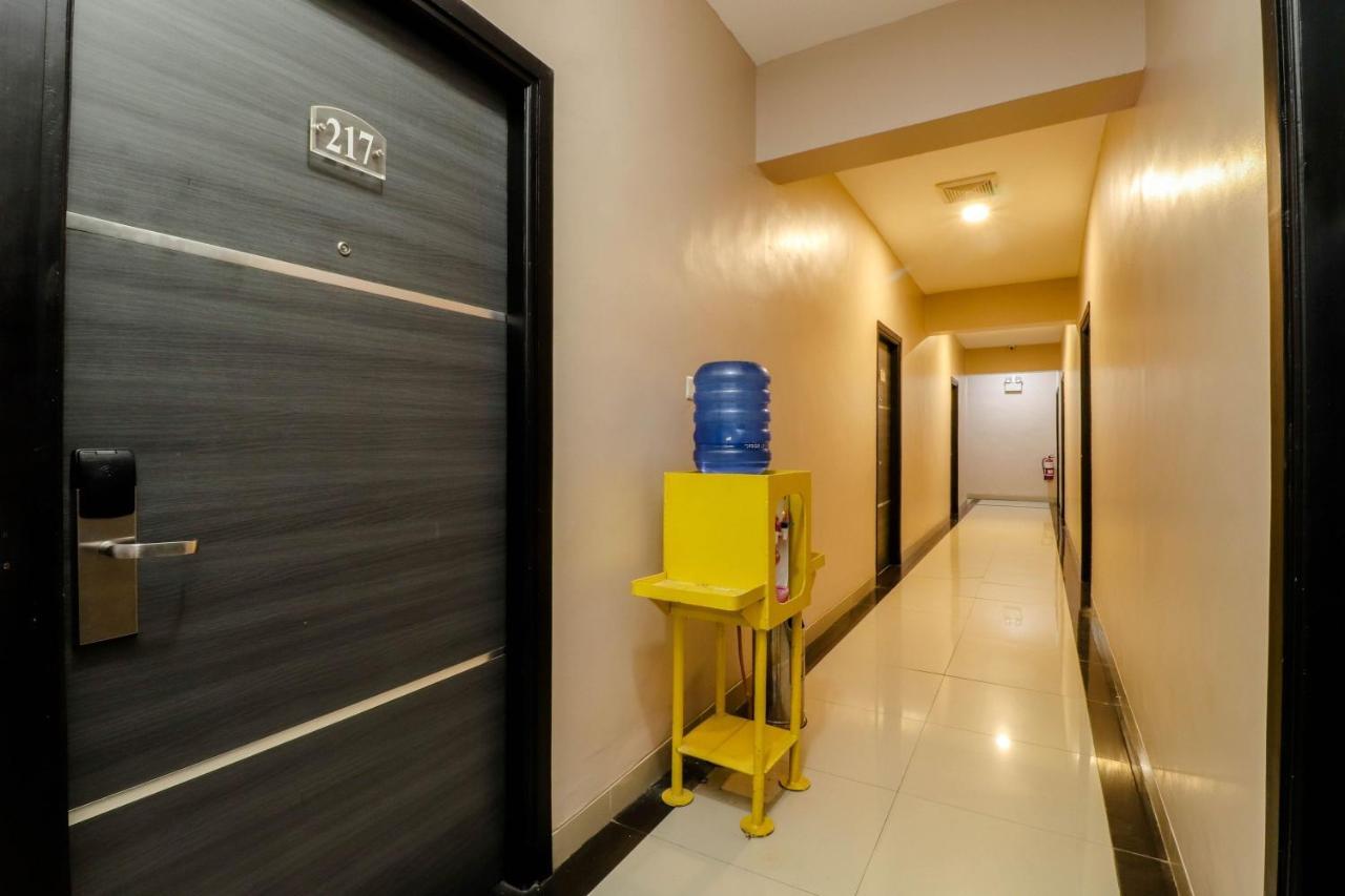 Blitz Hotel Batam Near Sultan Mahmud Ri'Ayat Shah Sekupang Екстер'єр фото